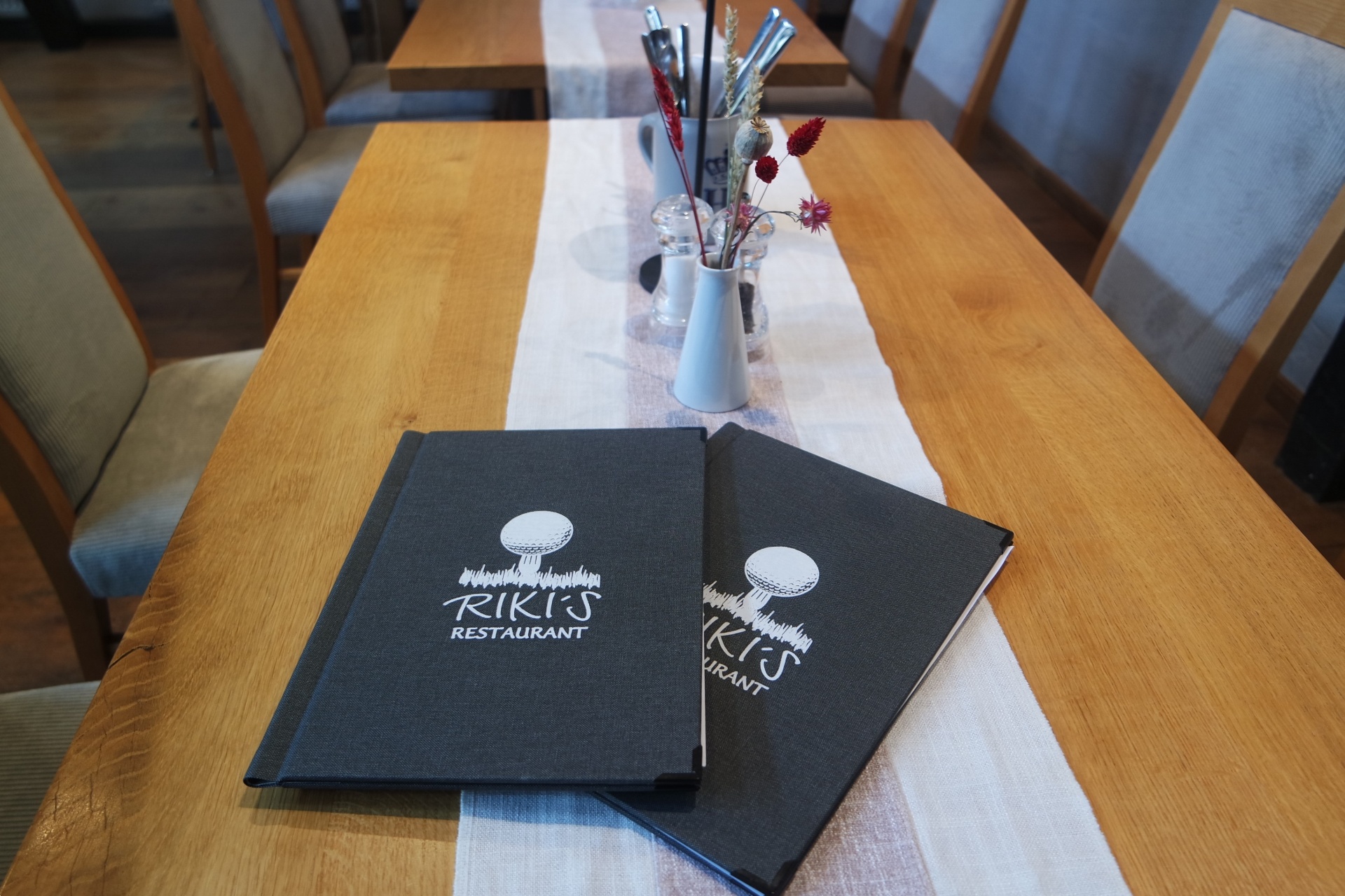 Riki's Speisekarten am Tisch